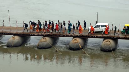 Pipa-bridges-serve-as-transport-lifeline-for-devotees-at-Prayagraj-Mahakumbh-2025