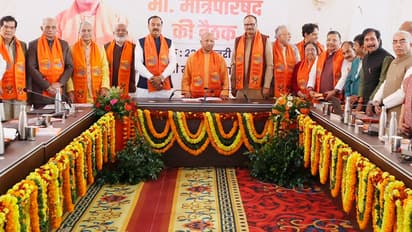 Yogi-Adityanath-cabinet-meeting-at-triveni-sangam-in-prayagraj-mahakumbh-2025