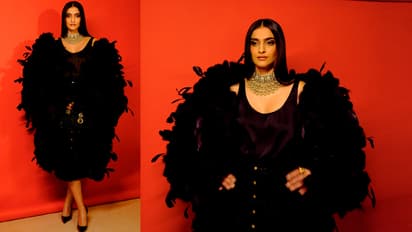 Sonam-Kapoor-at-Sabyasachi-Mukherjee-25th-Anniversary-fashion-Show