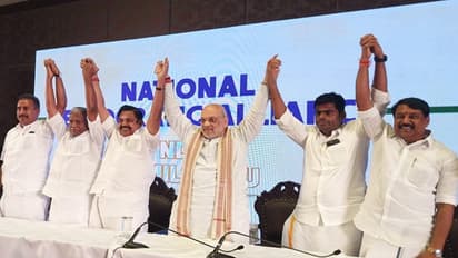 AIADMK-BJP के बीच गठबंधन की घोषणा के बाद अमित शाह और अन्य नेता।
