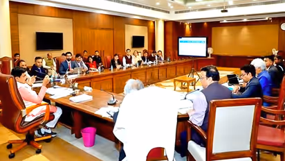 CM MOhan Yadav review meeting MP renewable solar energy projects network