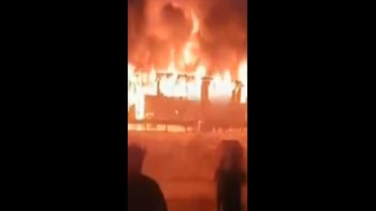 fire in bus 10 people burnt alive