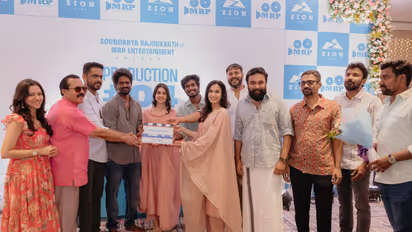 Tourist Family Director