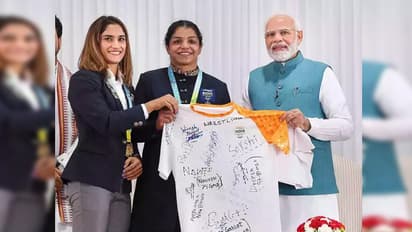 PM Modi with Sakshi Malik and Vinesh Phogat