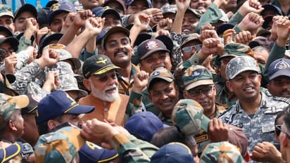 PM Modi with Indian Armymen