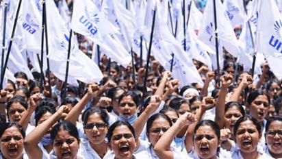 Nurses protesting in front of a private hospital in Kerala with UNA banners.