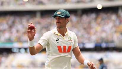 Mitchell Starc picks up 7 wickets in first innings of Ashes opener in Perth