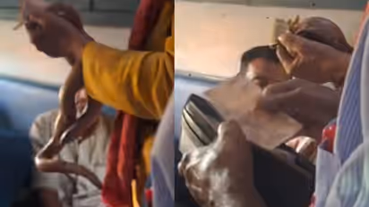  Man Begs in Train with Snake