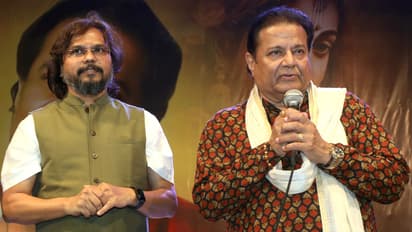 अनुज जलोटा यांच्यासह कुमार.