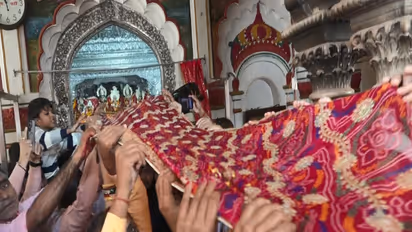 111 Meter Chunri Offered at Nepals Janaki Temple for Bibah Panchami