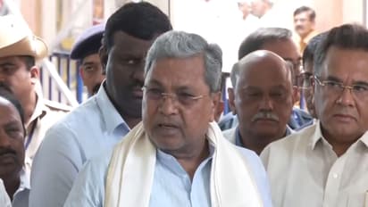 Siddaramaiah instructing district officials on survey completion