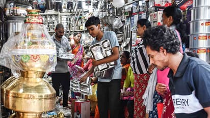 People purchase utensils at a market on the occasion of Dhanteras (Photo/ANI) 