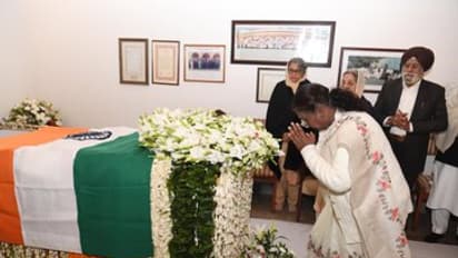 Draupadi Murmu pay homage to Dr Manmohan Singh