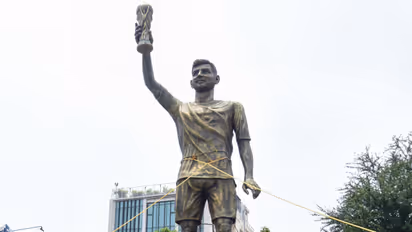 Messi Staue