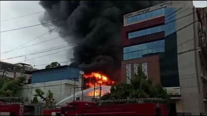 नोएडा के निजी फर्म में लगी आग 