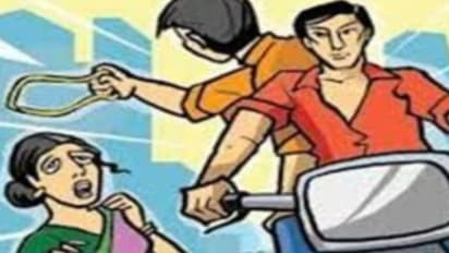 महिला सांसद से सरेआम लूट