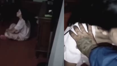 फर्श पर अकेली बैठकर अजीब हरकत कर रही थी बच्ची 