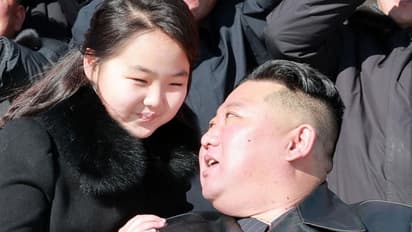 किम जोंग अपनी बेटी किम जू-ए के साथ