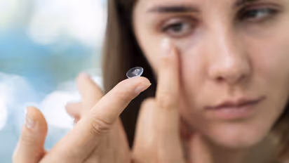 How-to-wear-colourful-contact-lens