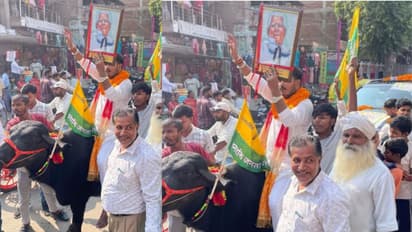 भैंस पर नामांकन करने पहुंचे अरुण यादव