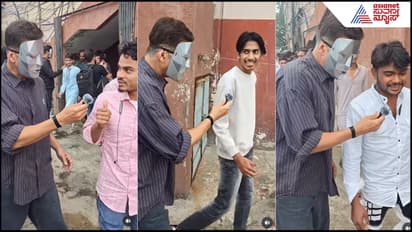 Akshay Kumar taking review