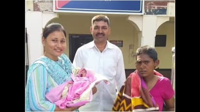 RPF constable help woman