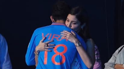 Anushka Sharma Consol Virat Kohli
