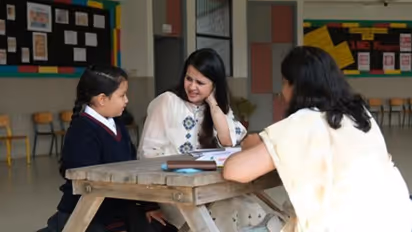 Sakshi-dhoni-in-Ziva-PTA-Meeting