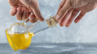 How-to-pour-oil-in-container-without-splitting