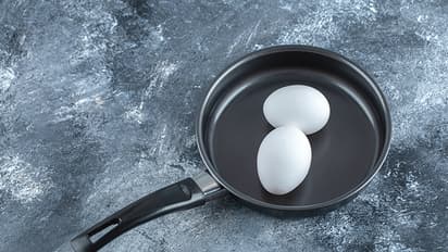 How-to-boil-broken-egg-perfectly-with-vinegar