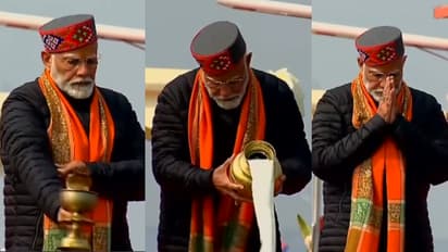pm modi sangam snan mahakumbh 2025 ganga puja surya arghya prayagraj