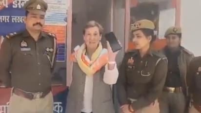 lucknow news police helps french tourist lost mobile in cab munshipulia 
