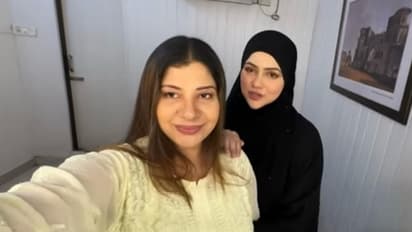 Sambhavna Seth Defend Sana Khan In Burqa controversy