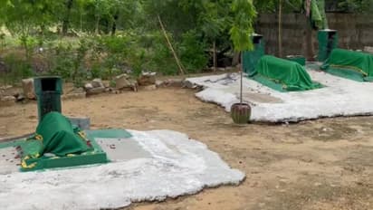 Jaipur Maharani College Controversy built 3 Mazar  in campus