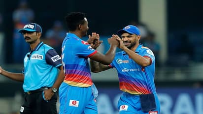 आईपीएल 13 में सोमवार को दिल्ली कैपिटल्स ने रॉयल चैलेंजर्स बैंगलोर को 59 रनों से करारी शिकस्त दी। आरसीबी के कप्तान विराट कोहली ने टॉस जीतकर गेंदबाजी का फैसला किया। दिल्ली ने पहले खेलते हुए 20 ओवर में 196 रन बनाए।