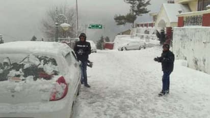 पहाड़ों पर हुई बर्फबारी के कारण इन दिनों देश में कड़ाके की ठंड पड़ रही है। मैदानी इलाकों में सबसे अधिक ठंड का प्रकोप है। जम्मू्-कश्मीर तथा हिमाचल प्रदेश में अधिकतर स्थानों पर तापमान शून्य से नीचे चला गया है।