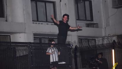 shahrukh khan birthday fans gathered outside mannat srk with son abram receives wishes KPJ