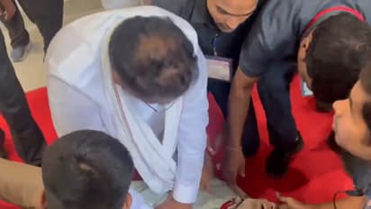 Minister Performs CPR to officer PS