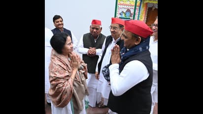 Akhilesh meets Mamata