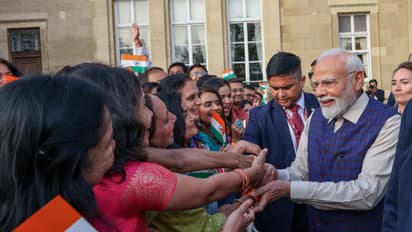 PM Modi receives a warm welcome from the members of the Indian Diaspora in London