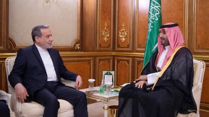 Iran's Foreign Minister receives warm welcome in Saudi Arabia