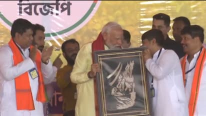 Photo outage Arjun Singh son gave Rabindranath s photo upside down in Narendra Modis hand TMCs sarcasm bsm