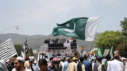 Pakistans ruling coalition stages protest against judiciary favouring former PM imran Khan