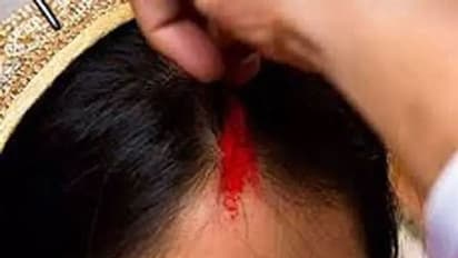 On the power of the ax, the lover demanded the bride filled with vermilion in the pavilion, the groom kept on watching