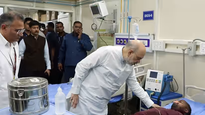 Amit shah meets delhi blast victims