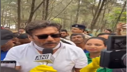 jackie shroffs hits on fans head video viral on social media