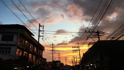 people suffers load shedding in kolkata in this summer