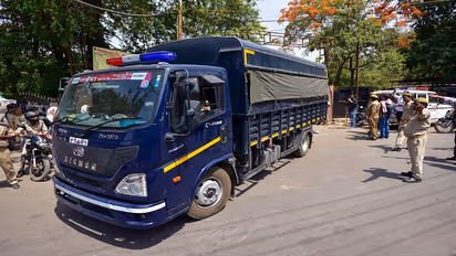 Atiq Shooter varanasi police van 