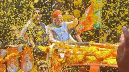 Karnataka election 2023 pm modi is received with cardamom turban and Mala in haveri karnataka bsm