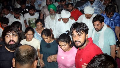 Protesting wrestlers